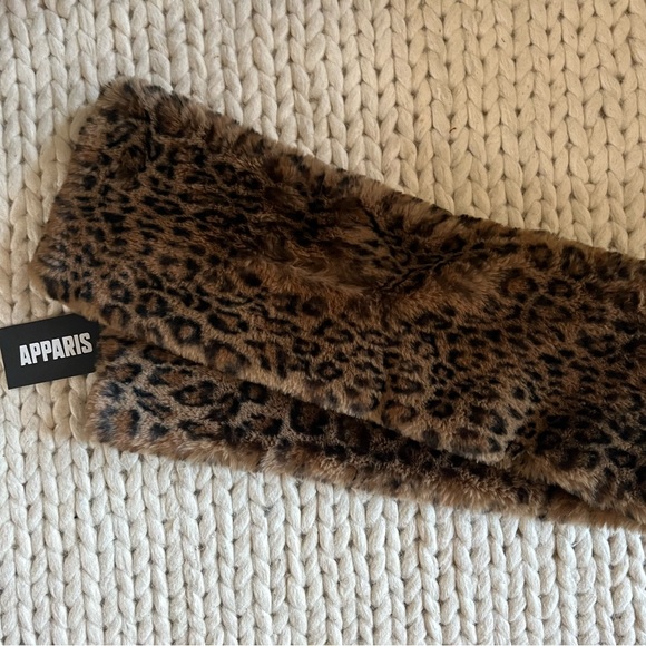 NWT APPARIS FAUX FUR LEOPARD PRINT SCARF - Picture 2 of 6